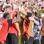 Sasa Kalajdzic wird nach dem 3:3 geherzt, umarmt – und kassiert auch zahlreiche „Gratulations-Watschen“ 