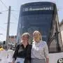 Bürgermeisterin Elke Kahr (KPÖ) und ihre grüne Vize Judith Schwentner vor der nagelneuen Alstom-Tram für Graz
