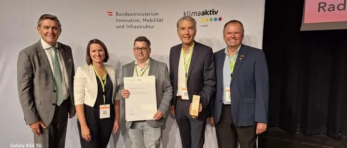 Infrastrukturminister Peter Hanke überreichte die Auszeichnung an Stadtamtsdirektorin Carina Kreiner, den Leiter für den Bereich „Kommunale Betriebe“ Alexander Streit, Bürgermeister Johann Winkelmaier und Gemeinderat Walter Jansel (v.l.)