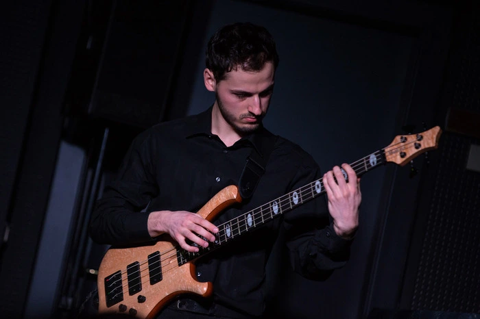 Paul Hartinger spielte virtuos am E-Bass und am Piano.