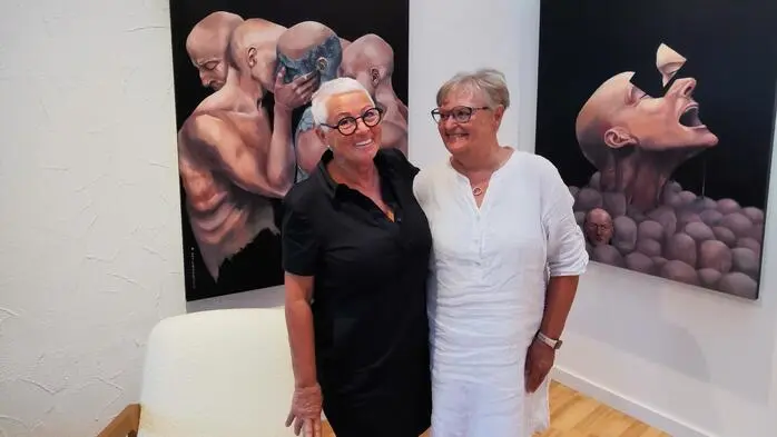 Angelika Unterberger mit der Besitzerin des Hauses Ines Strobl