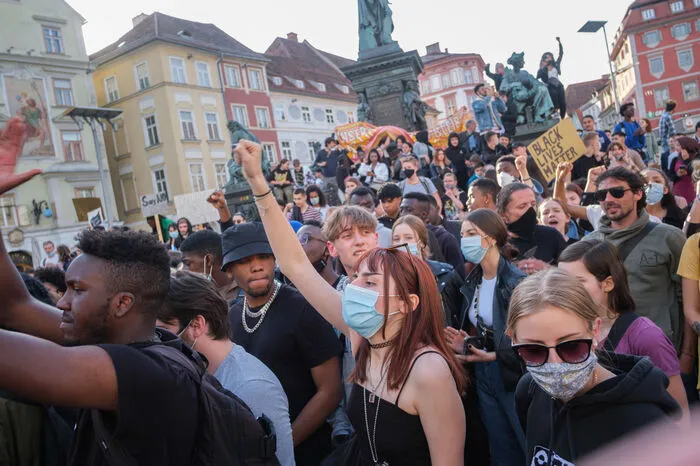 Die Polizei war präsent und beobachtete die Lage.