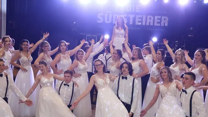 Unter dem Motto „Casino Night – shine bright in white“ sorgten 36 Maturantinnen der Bafep Mureck für eine unvergessliche Ballnacht in der Ottersbachhalle in St. Peter am Ottersbach