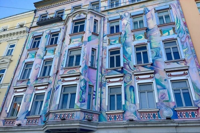 Wien: Auf die hässliche TourWer an Wien denkt, denkt an vieles von Sisi über Schnitzel bis hin zu Sachertorte. Höchstwahrscheinlich aber nicht an Hässlichkeit. Im Rahmen der Vienna Ugly Tour können Besucher die Stadt auf weniger schöne Art kennenlernen und die wohl schlimmsten Gebäude der Stadt begutachten. Hinter der Führung steckt dabei weniger Kritik als die Absicht, eine Debatte über die Chancen moderner Architektur anzuregen. Definitiv schön ist das charmante  Boutiquehotel Stadthalle.
