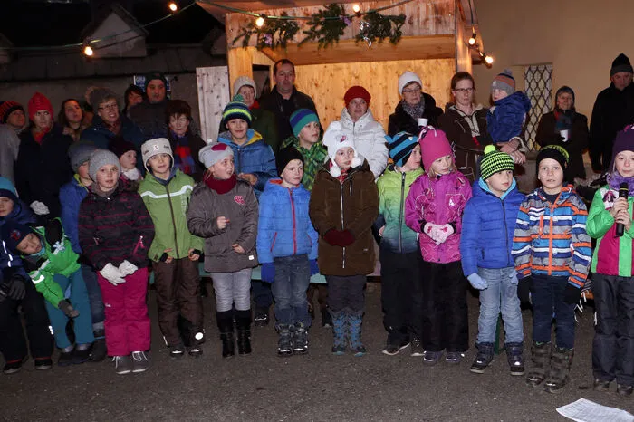 Zum Abschluss erklang dann „Kling Glöckchen“, das mit einer solchen Inbrunst von den Kindern gesungen wurde, dass es gar keine Verstärkung durch die Erwachsenen bedurfte.