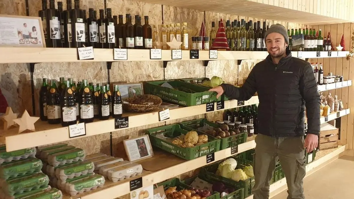 David Schiefer vor Produkten in seinem Hofladen