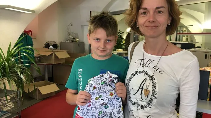 Die Schüler sind gespannt, was in den Kleinez-Zeitung-Sackerl so alles drinnen ist.