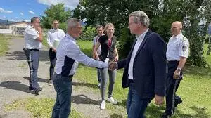 Ring-Chef Erich Wolf begrüßte Christopher Drexler in Spielberg, im Hintergrund Günther Perger (rechts), Bezirkshauptfrau Nina Pölzl und ihr Stellvertreter Peter Plöbst (Mitte)