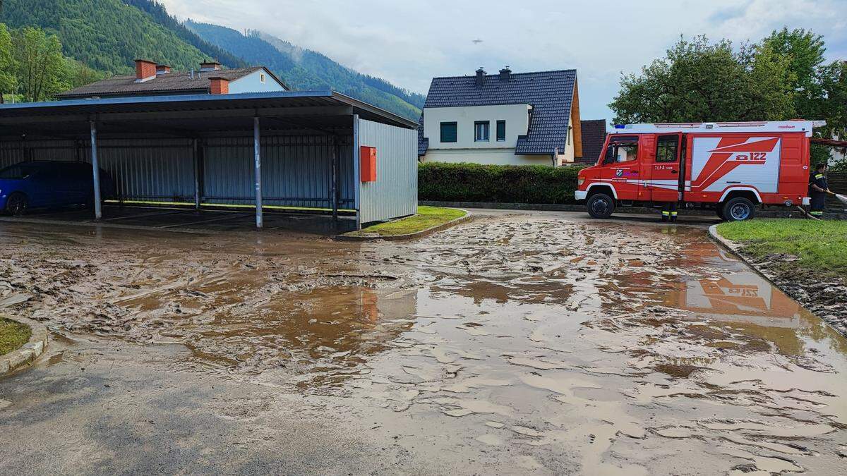 Überschwemmungen wie hier in Göss sorgten für einen Dauereinsatz der Feuerwehren