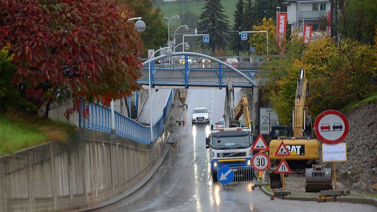 In zwei Wochen sollen die Arbeiten für neue Entwässerung der Unterführung abgeschlossen sein