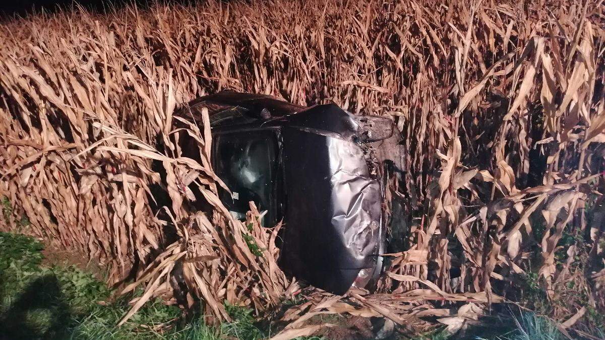 Das Unfallfahrzeug kam in einem Maisacker seitlich liegend zum Stillstand