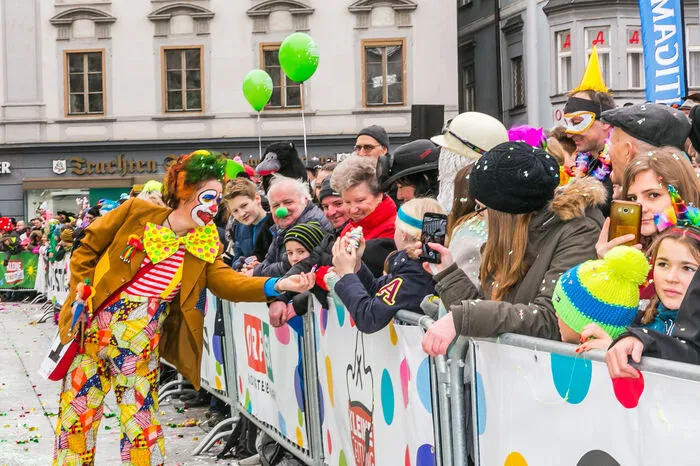 Und erfreuten sich an den Späßen der Clowns, Artisten und Akrobaten ...