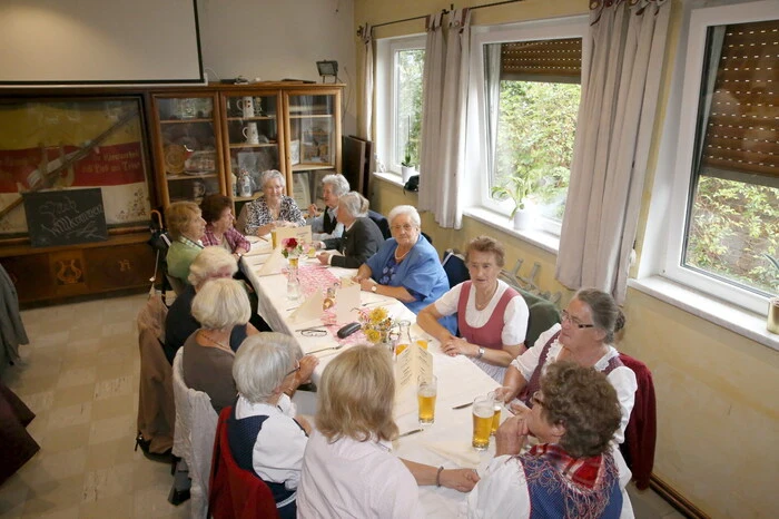 Fest mitgefeiert haben unter anderen Vizebürgermeisterin Gabriele Moser sowie die ehemaligen Schüler Ernst Löschenkohl, Manfred Kassegger, Christine Kabas und Irmgard Labak.  