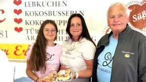In einem Süßwarenstand sind drei Generationen zu sehen 