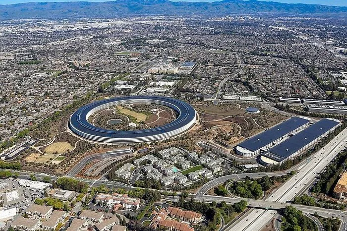 Doch Amazon ist nicht der einzige IT-Konzern, der sich mit auffälliger Architektur ein Denkmal setzen will. 2017 eröffnete Apple in Cupertino den Apple-Park. Das ringförmige Gebäude mit einem Durchmesser von 461 Metern wurde vom Star-Architekten Norman Foster gebaut. Im Inneren des Rings ist ein zwölf Hektar großer Park.