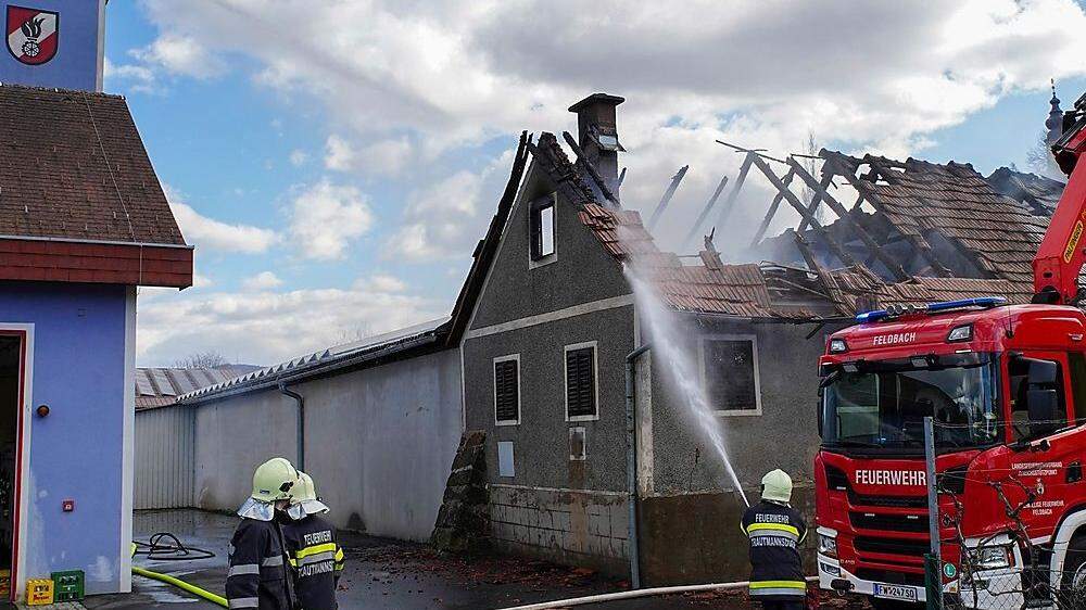 Ein Übergreifen des Brandes auf das Feuerwehrhaus konnte verhindert werden