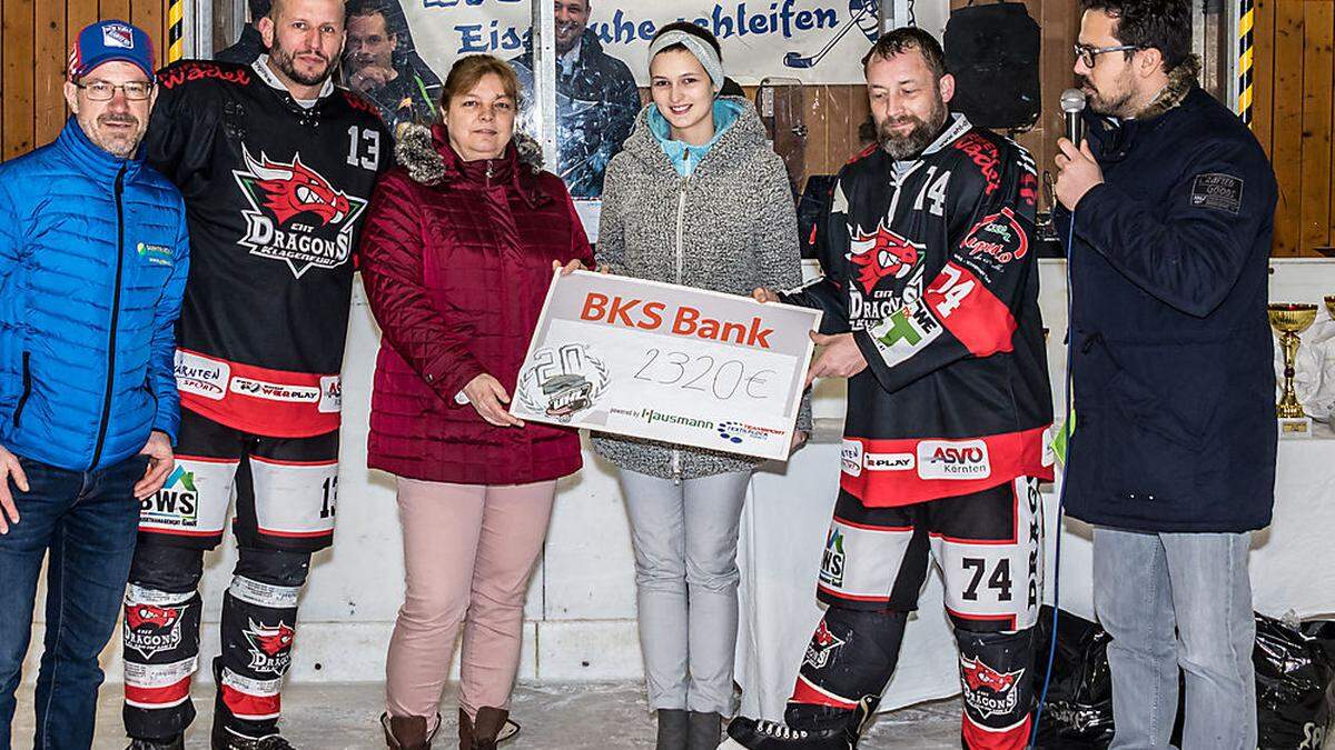 Thomas Zeloth (Vize-Präsident der UHL), Jürgen Wulz, Gaby Lebitschnig,  Lisa-Marie Lebitschnig, Peter Grünwald (Charity-Verantwortlicher), Erich Hanschitz (von links) bei der Spendenübergabe im Vorjahr