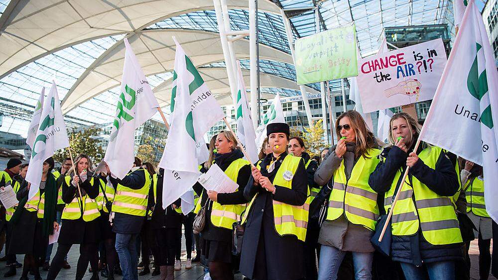 Ein Streik von Lufthansa-Flugbegleitern Anfang November in München