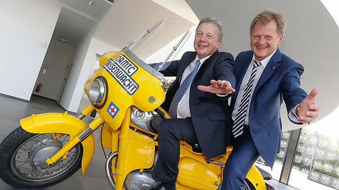 ÖAMTC-Präsident Bruno Wakonig und ÖAMTC-Direktor Paul Fernbach mit dem ältesten ÖAMTC-Pannenfahrzeug bei der Eröffnung der neuen Landeszentrale in Graz