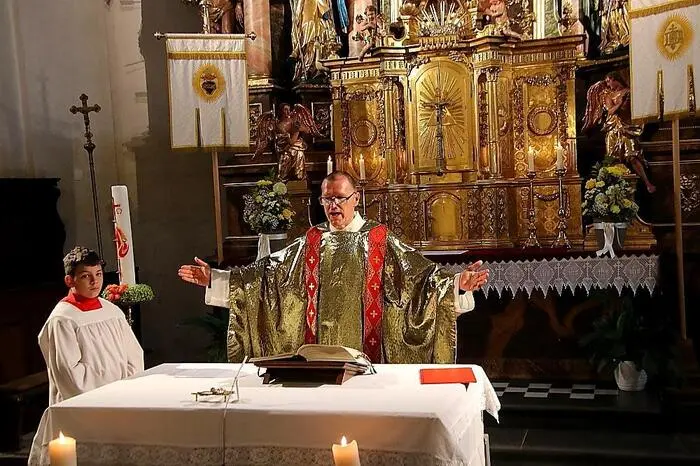 Zu Beginn des Kirchweihfestes wurde ein Gottesdienst gefeiert, bei dem Pfarrer Winfried Lembacher neun Ehe-Jubelpaare segnete.