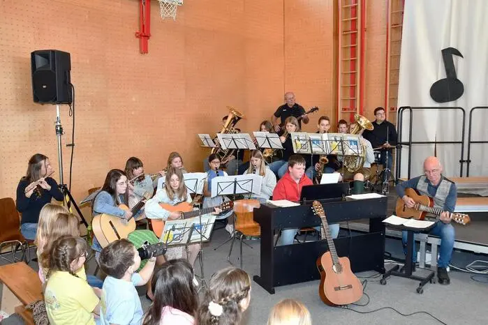 Unter den Ehrengästen befanden sich Jörg Ladstätter von der Bildungsregion Murau-Murtal sowie Weißkirchens Bürgermeister Markus Tafeit. Hier musiziert die Spielmusik der MS Weißkirchen