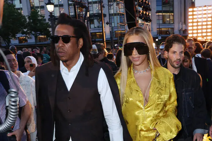 Die Ehe von Beyoncé und Jay-Z geriet durch Jay-Zs Untreue in eine schwere Krise. Beyoncé verarbeitete den Vertrauensbruch unter anderem auf ihrem Album „Lemonade“, während Jay-Z seine Fehler später öffentlich thematisierte. Das Paar versöhnte sich und arbeitete an seiner Beziehung - bis heute.