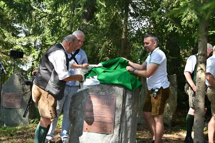 Die Enthüllungen der Gedenksteine zum 100. Geburtstag für den Feldkirchner Lyriker Johannes Golznig sowie dem steirischen Arbeiterdichter Karl Skala.