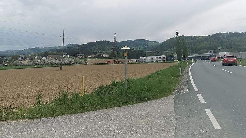 Um Gewerbegründe anbieten zu können, hat die Gemeinde St. Andrä eine sieben Hektar große Ackerfläche (links im Bild) von drei Landwirten abgekauft