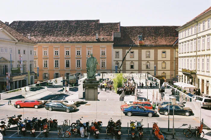 Auch heute spielen die Autos am Platz eine dominante Rolle. Das zeigte sich auch in der "Gespiegelten Stadt", einem Kunstprojekt 2003.
