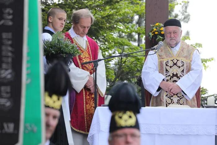 Zelebriert wurde die Messe von Pfarrer Anton Reinprecht und Pfarrer Mathias Keil, einem Urururenkel von Erzherzog Johann - sehr zur Freude der beiden Geschäftsführer des aktiven Bergbaus am Erzberg Josef Pappenreiter und Christian Treml von der VA Erzberg.