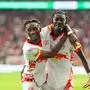Champions-League-Qualifikation - Twente Enschede - RB Salzburg am 13.08.2024 im De Grolsch Veste in Enschede Jubel, Torjubel, Torschuetze, Torschütze Moussa Kounfolo Yeo Salzburg jubelt nach seinem Tor zum 1:3 mit Dorgeles Nene Salzburg. *** Champions League qualification Twente Enschede RB Salzburg on 13 08 2024 at De Grolsch Veste in Enschede Cheers, goal celebration, goal scorer, goal scorer Moussa Kounfolo Yeo Salzburg cheers after his goal to 1 3 with Dorgeles Nene Salzburg MT