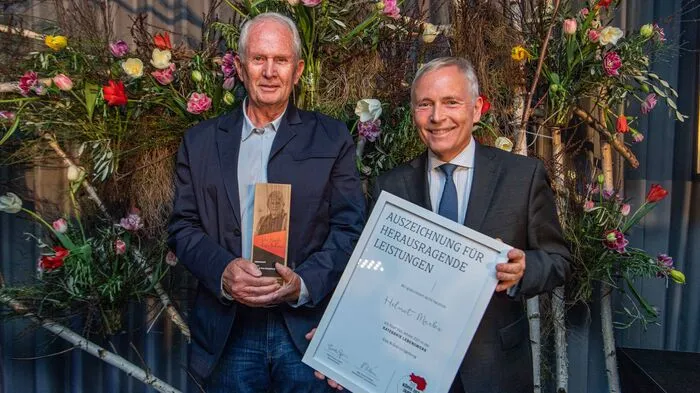 Red-Bull-Motorsportchef und Hotelier Helmut Marko wurde mit einem Ehrenpreis ausgezeichnet. Christian Purrer, Vorstandsvorsitzender der Energie Steiermark, gratulierte.
