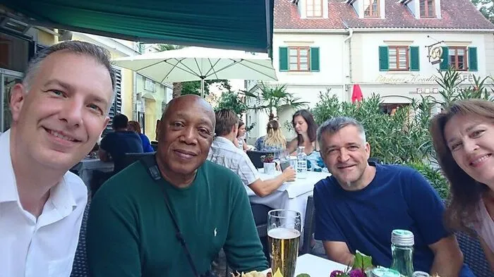Kunsthaus-Chef Joe König, Schlagzeuglegende Billy Cobham und Christoph Pfeiffer sowie Andrea Waldeck von der Bigband Weiz beim gemeinsamen Essen