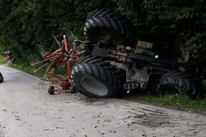 Traktorlenker wollte einem entgegenkommenden Müllwagen ausweichen. Dabei kippte das Fahrzeug. Sein Bruder befreite ihn.