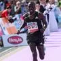 Der Kenianer Leonard Langat gewinnt den 38. Wien-Marathon