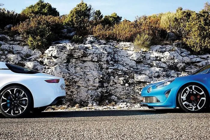 Im breitschultrigen Heck sind Lufteinlässe unterhalb der Seitenfenster integriert, die zur Kühlung des Mittelmotors beitragen. Der Beschleunigungswert von 0 auf 100 km/h soll bei weniger als 4,5 Sekunden liegen.