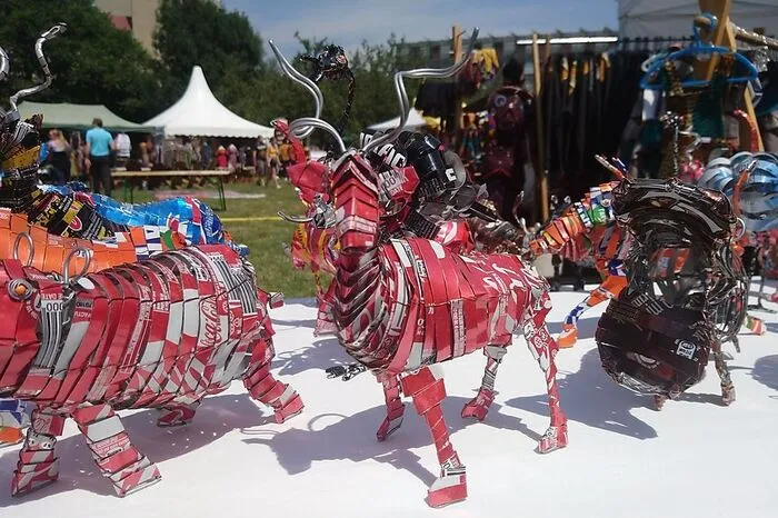 Schlau wiederverwertet: Manner aus Chitungwiza (Simbabwe) formt aus Coladosen kunstvolle Tierfiguren.