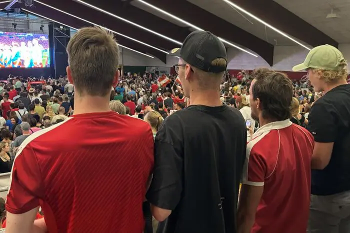 Das Singen der Bundeshymne gehört für jeden Fan dazu.