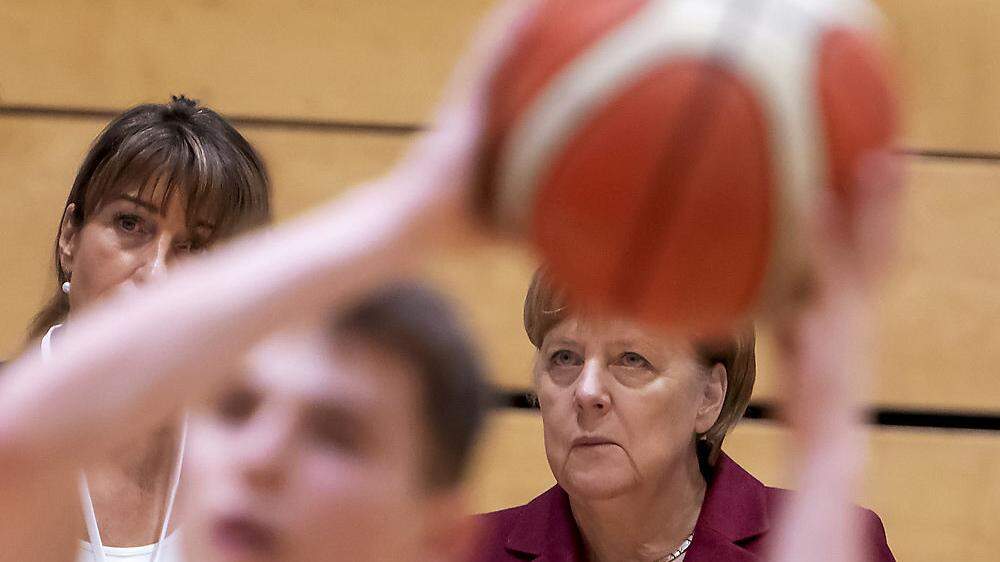 Merkel in Chemnitz: Zum Auftakt traf sie mit jungen Basketballern zusammen 