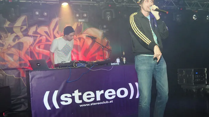 Auch heuer organisierten Schüler des Slowenischen Gymnasiums in Klagenfurt das zweitägige, zweisprachige Kulturfestival Kontaktlinse / kontaktna leca, das es seit den 1980ern gibt. Rapper " Skero " war der Headliner am Samstag. An den Nachmittagen unterhielten Puppenspieler im Club " Stereo ".