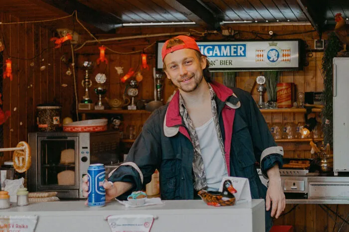An dem Stand, bei dem es sich um die umgebaute, mobile Kantine des USV St. Josef in der Weststeiermark handelt, treffen sich allerlei Originale, wie die Figur, die vom Weststeirer Harry Lampl (Foto) verkörpert wird.