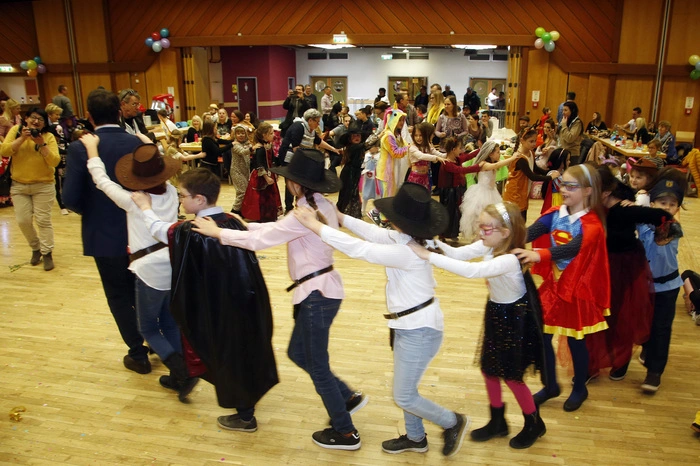 ...eröffneten Prinzessinnen, Hexen, Tiger und Piraten mit einer lustigen Polonaise.