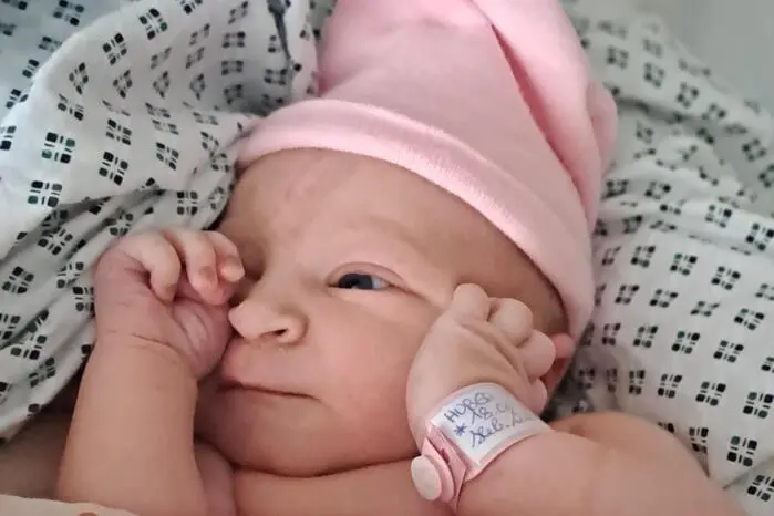 Den hübschen Namen Paula (3120/50) haben Mama Lisa Huber und Papa Philipp Faiss für ihren Sonnenschein gewählt. Sie kam im LKH Feldbach am 18. Juni um 11.28 Uhr zur Welt.