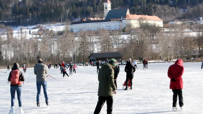 Auch wenn am Sonntag aufgrund der milden Temperaturen kein Eislaufen am Längsee möglich war: Die Kufenflitzer waren tags zuvor nicht ausgeblieben (Foto).