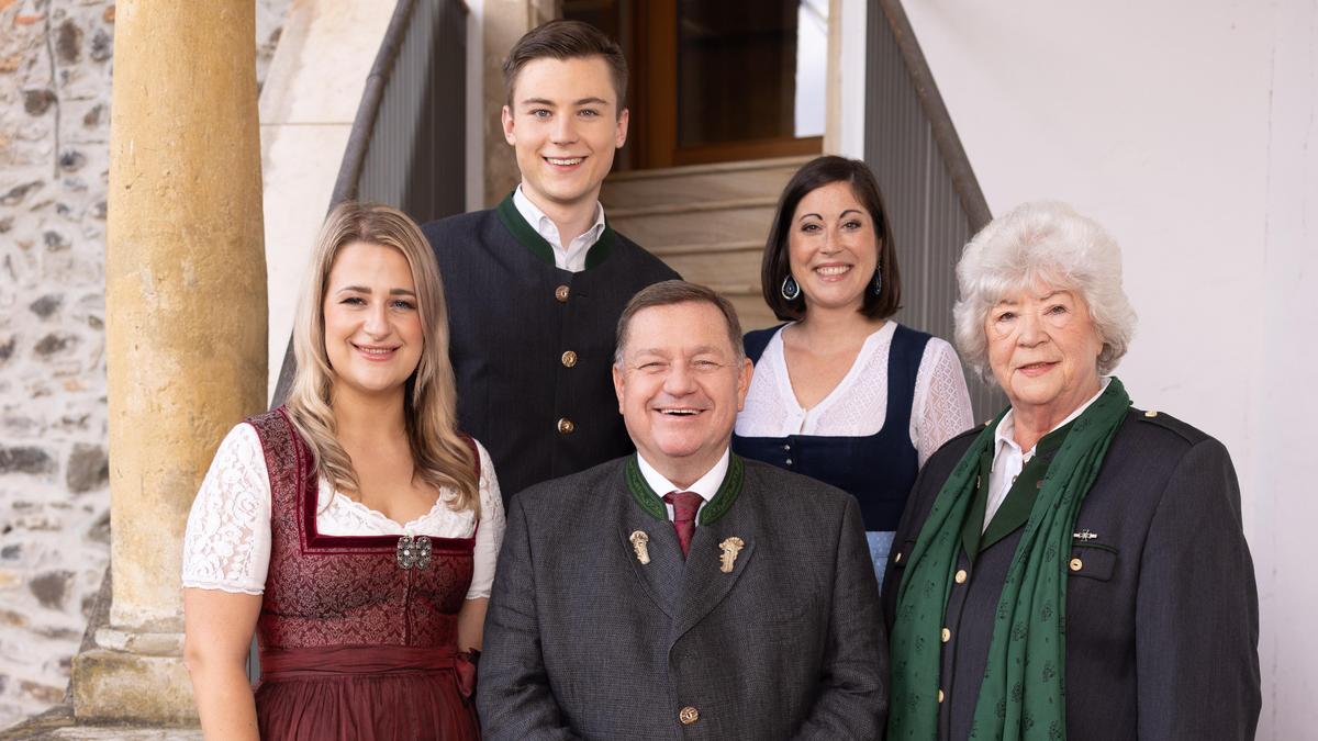 Bezirksspitzenkandidat Werner Amon (Mitte) mit Beatrice Saurer, Lukas Windisch, Sabrina Lojnik und Clothilde Reinisch (v. l.)