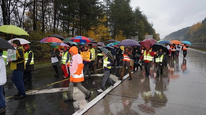 Die Autobahn A10 wird in Richtung Salzburg für den gesamten Verkehr gesperrt, die Demonstranten erreichen im Fußmarsch den Autobahnparkplatz.