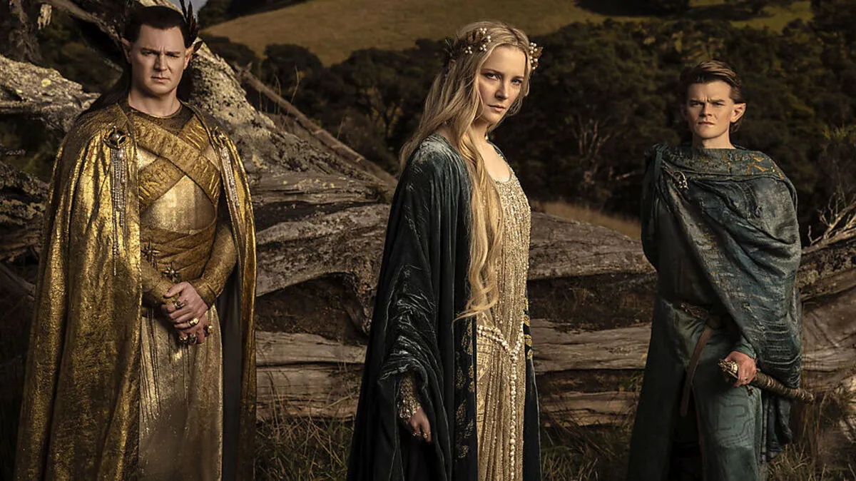 Galadriel (Morfydd Clark flankiert von Ben Walker und Robert Aramayo) will die Suche nach Sauron nicht aufgeben 