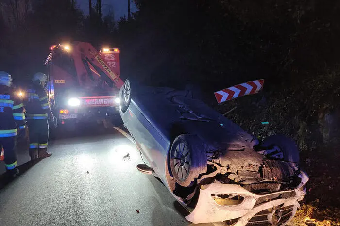 Ein Auto hatte sich überschlagen, der Fahrer blieb unverletzt.