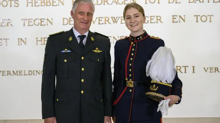 Da Frauen in Belgien erst seit einer Verfassungsänderung Anfang der 1990er Jahre den Thron besteigen können, ist Prinzessin Elisabeth die erste Thronfolgerin überhaupt in dem kleinen Land. Genau wie die Männer vor ihr legte die 22-Jährige in diesem Jahr den Offizierseid ab. Das älteste von vier Geschwistern machte den Schulabschluss in Wales und absolvierte die Königliche Militärschule in Belgien.