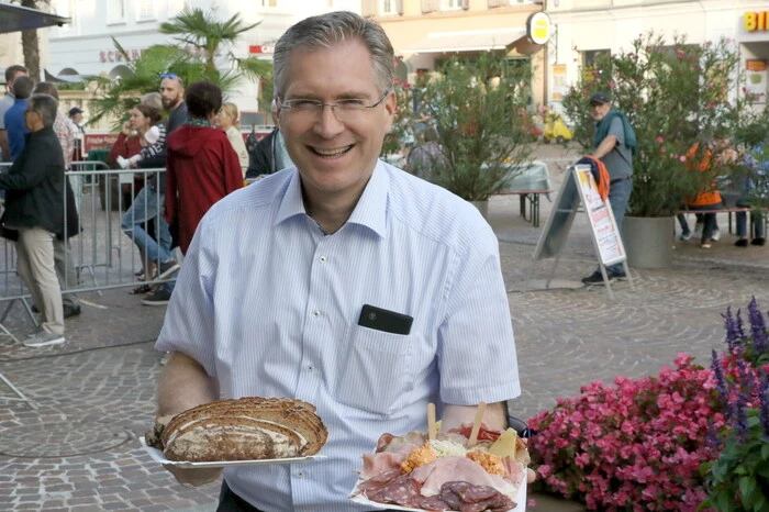 „Es freut mich, dass auch unsere Bauernmarkt-Standler mit dabei sind, um ihre Schmankerln zu kredenzen“, sagte Bürgermeister Martin Kulmer (Foto). 
